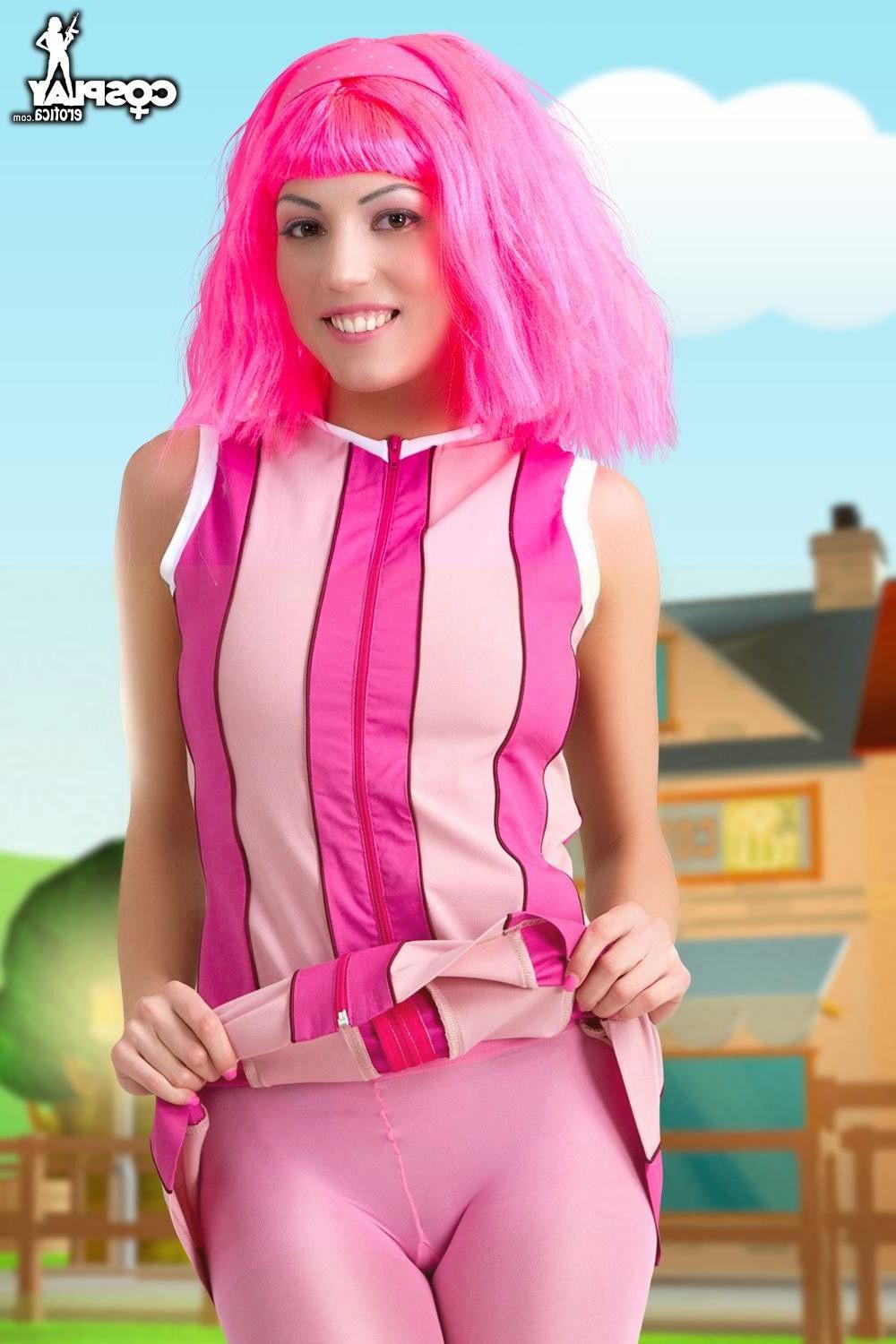 pink hair cosplay Photo